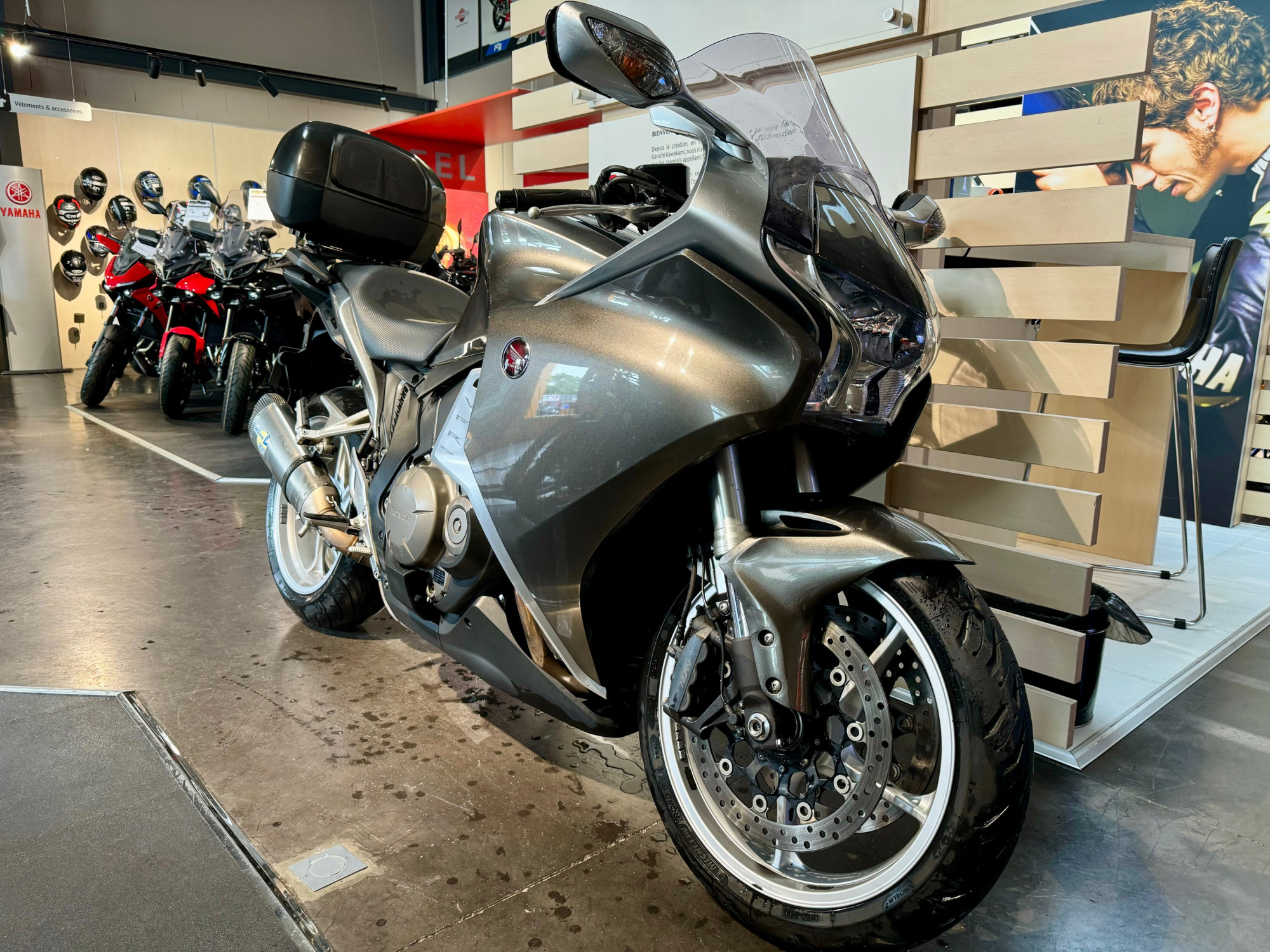 photo de HONDA VFR 1200 occasion de couleur  en vente à RUY MONTCEAU n°3