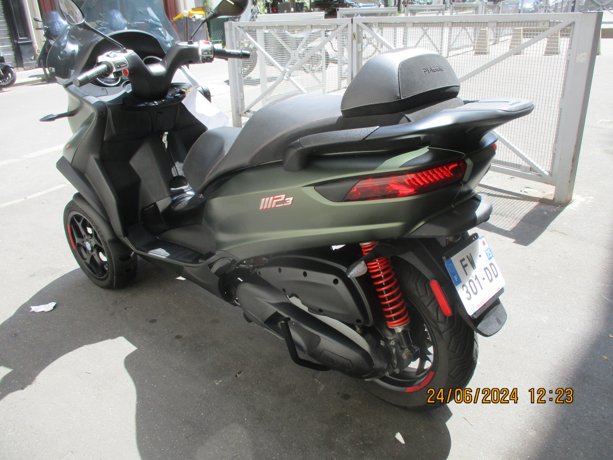 photo de PIAGGIO MP3 350 ABS-ASR 350 occasion de couleur  en vente à Paris 17 n°3