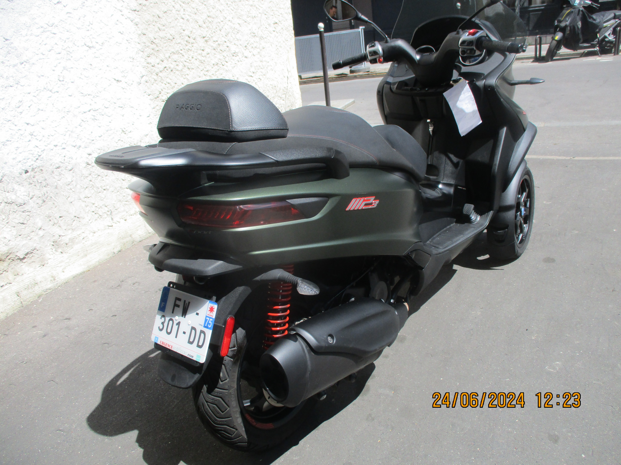 photo de PIAGGIO MP3 350 ABS-ASR 350 occasion de couleur  en vente à Paris 17 n°2