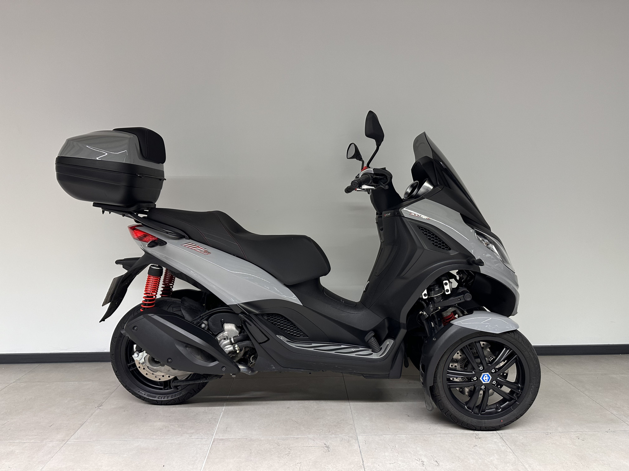 photo de PIAGGIO MP3 300 HPE SPORT ABS ASR 300 occasion de couleur  en vente à Cabestany n°2