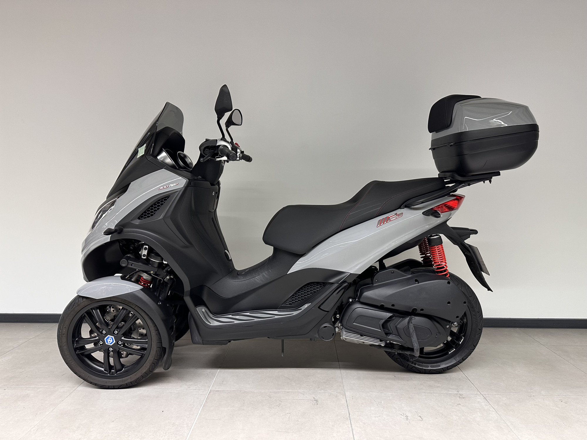 photo de PIAGGIO MP3 300 HPE SPORT ABS ASR 300 occasion de couleur  en vente à Cabestany n°3